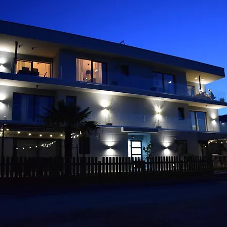 2 Bed House - Sleeps 4 - Garden - Parking